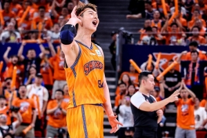 媒体人:本赛季上海前场实力削弱 王哲林注定要在前场担更多责任