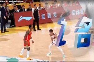 这球够难!塔克突破滑翔欲劈扣遭遇犯规仍将球上篮打进