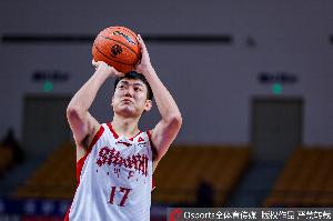 效率不高!焦海龙17中6拿15分7板 三分9中3