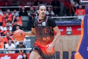 鲁媒:山东开局挖坑太大遗憾输球 小外援班顿球权占用太多