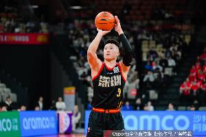 被拳打脚踢!贺希宁6中3拿到10分1板3助1断 两次险些受伤