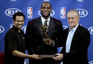 夸梅:莱利和禅师绝不会允许詹姆斯式篡权 这种巨星心态毁了NBA