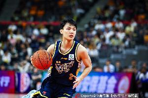 发生什么了?徐杰半场只打7分半钟 0出手各项数据挂蛋 正负值-9