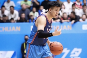 把你当成核心了?黄荣奇半场16分钟 9中3&三分6中1拿到8分3板