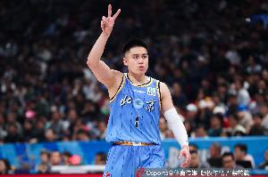 不用费什么力!陈盈骏半场9中7高效砍下15分4助 正负值+27!