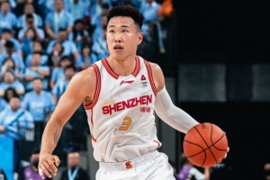 MVP不会打球了?贺希宁半场4中0未得分仅拿3板2助 正负值-25